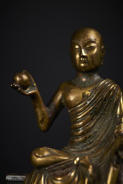 CHINE - XIIIe/XIVe siècle ● Statuette de Luohan en bronze doré, assis en rajalilasana,...