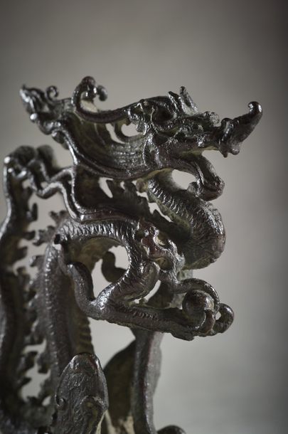 CHINE ● Ornement en bronze en forme de dragon debout, la patte antérieure gauche...