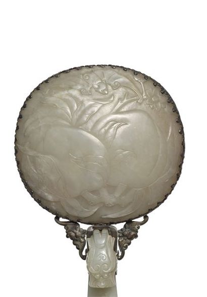 CHINE - XIXe siècle Face à main composée d'une fibule en néphrite céladon en forme...