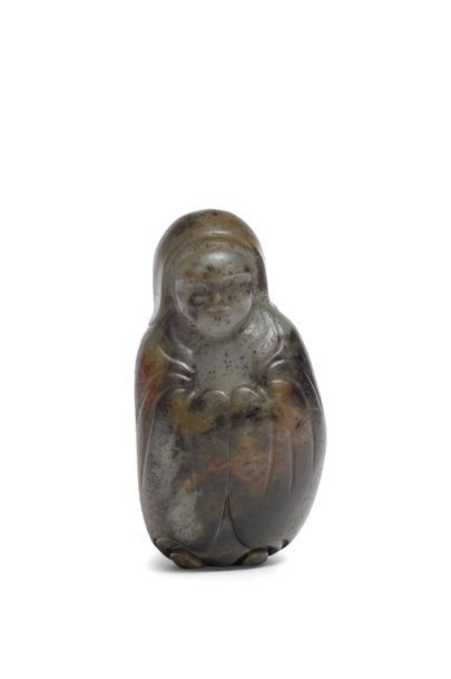 CHINE - Epoque MING (1368 - 1644) Statuette de moine debout en néphrite grise et...