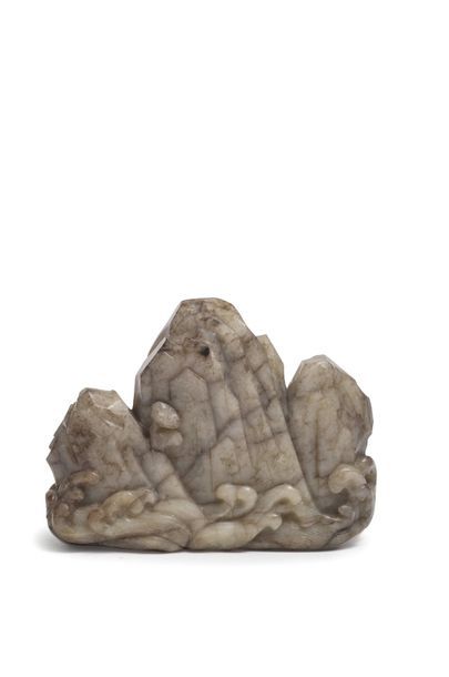 CHINE - XVIIe siècle Rocher en néphrite grise, émergeant des flots, des lingzhi poussant...