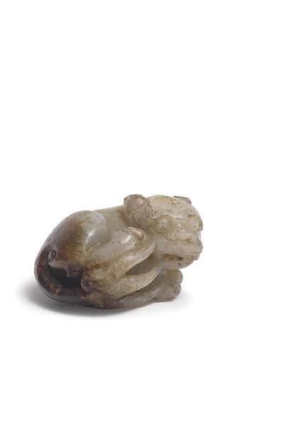 CHINE - Fin époque MING (1368 - 1644) Petit groupe en néphrite céladon et brun, chimère...