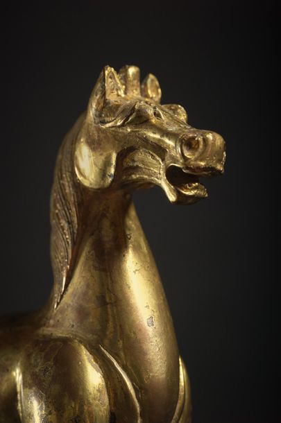 CHINE - Fin époque MING (1368 - 1644) ◆ Statuette de cheval debout en bronze doré...