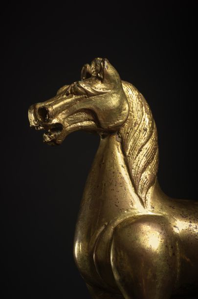 CHINE - Fin époque MING (1368 - 1644) ◆ Statuette de cheval debout en bronze doré...