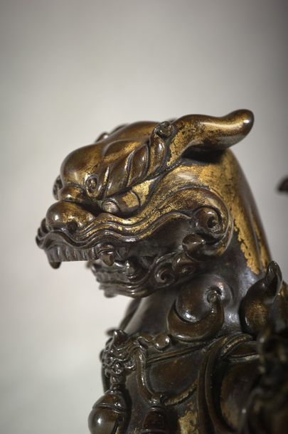 CHINE - Début Epoque MING (1368 - 1644) ▲ Importante statuette de lion en bronze...