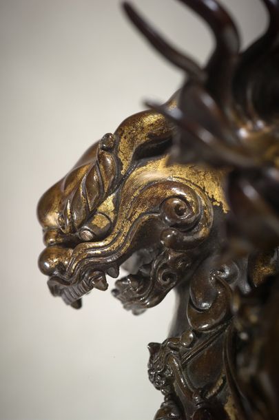 CHINE - Début Epoque MING (1368 - 1644) ▲ Importante statuette de lion en bronze...