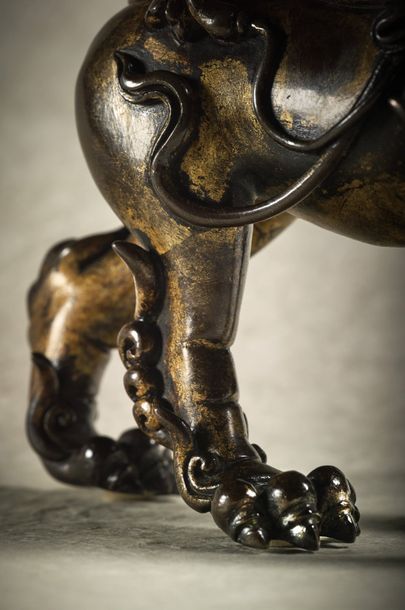 CHINE - Début Epoque MING (1368 - 1644) ▲ Importante statuette de lion en bronze...