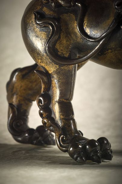 CHINE - Début Epoque MING (1368 - 1644) ▲ Importante statuette de lion en bronze...