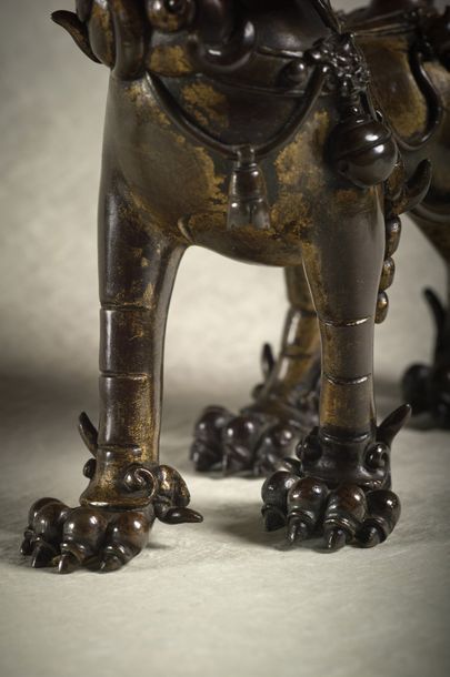 CHINE - Début Epoque MING (1368 - 1644) ▲ Importante statuette de lion en bronze...