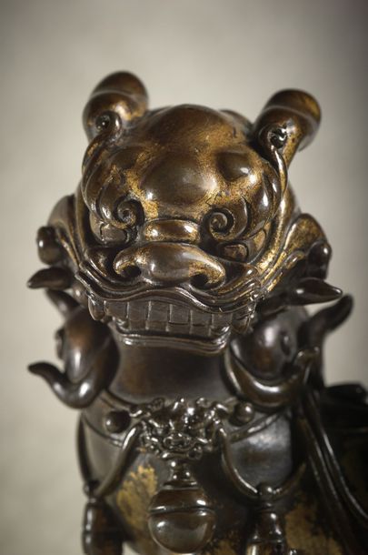 CHINE - Début Epoque MING (1368 - 1644) ▲ Importante statuette de lion en bronze...