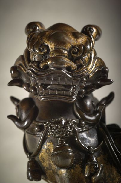 CHINE - Début Epoque MING (1368 - 1644) ▲ Importante statuette de lion en bronze...