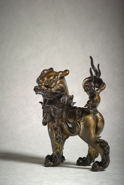 CHINE - Début Epoque MING (1368 - 1644) ▲ Importante statuette de lion en bronze...