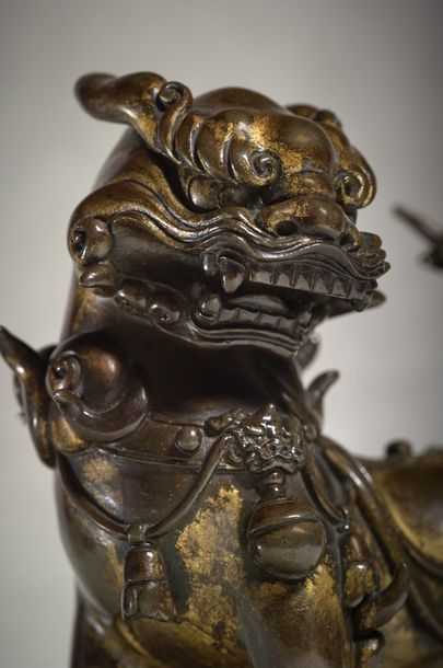 CHINE - Début Epoque MING (1368 - 1644) ▲ Importante statuette de lion en bronze...