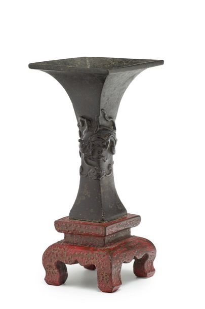 CHINE - Epoque MING (1368 - 1644) Petit vase de forme gu en bronze à patine brune...