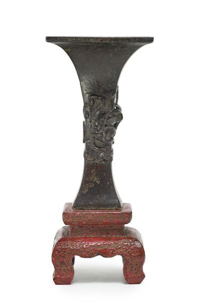 CHINE - Epoque MING (1368 - 1644) Petit vase de forme gu en bronze à patine brune...