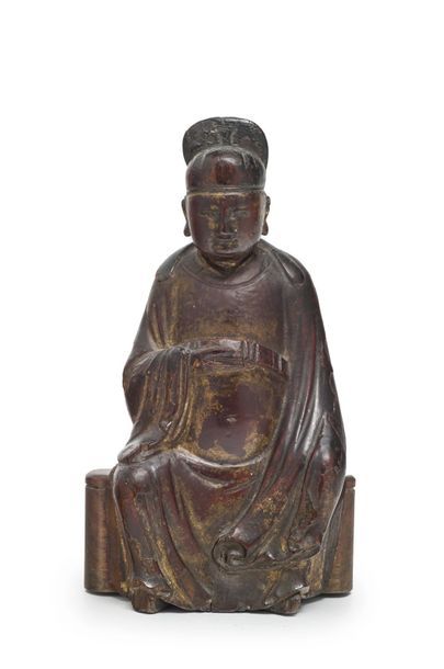 CHINE - Fin époque MING (1368 - 1644) Statuette de Wenchang en bois laqué or, assis...