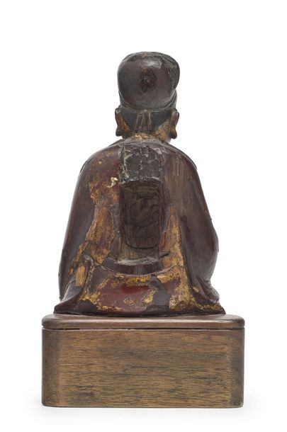 CHINE - Fin époque MING (1368 - 1644) Statuette de Wenchang en bois laqué or, assis...