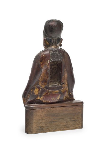 CHINE - Fin époque MING (1368 - 1644) Statuette de Wenchang en bois laqué or, assis...