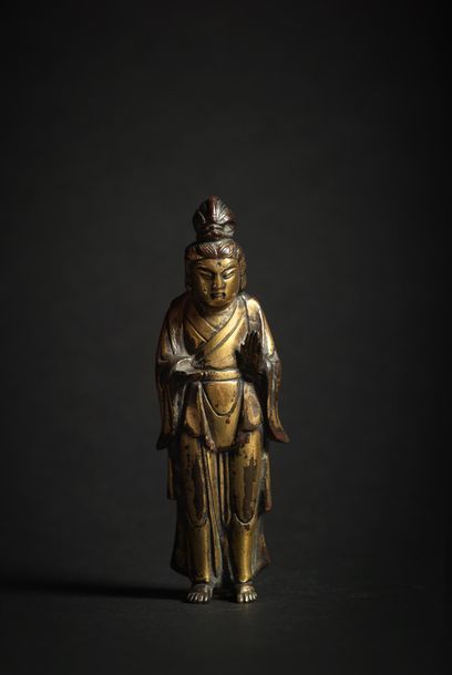 CHINE - Epoque MING (1368 - 1644), XVe siècle Statuette de Guanyin debout en bronze...