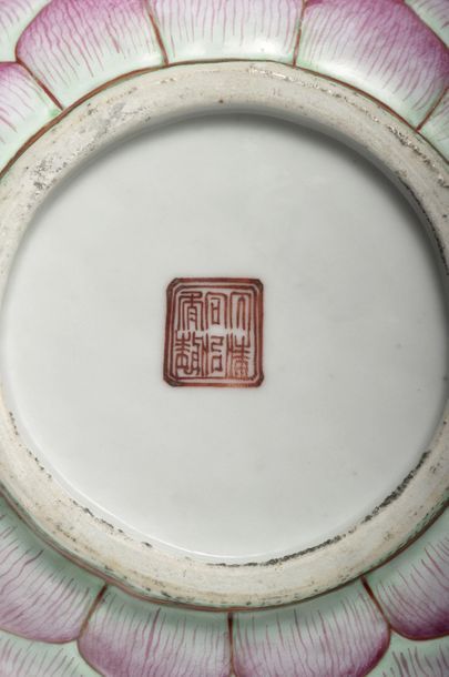 CHINE - Epoque TONGZHI (1862 - 1874) A polychrome enamelled porcelain bowl in the...