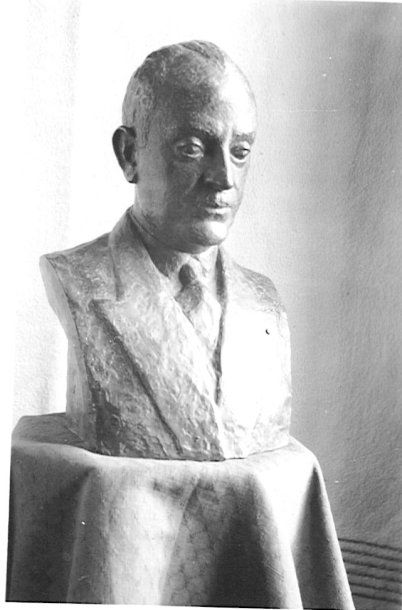 null "Buste d'homme à la Légion d'Honneur", plâtre patiné, signé et daté 1935. H...