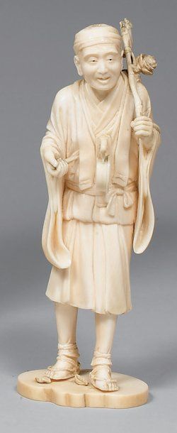 null Okimono en ivoire, porteur de gong debout. (Accidents). H. 16,5 cm.