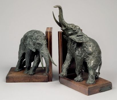 Ary Bitter (1883-1973) Deux serre livres en bronze patiné, "éléphants" SUSSE fondeur,...
