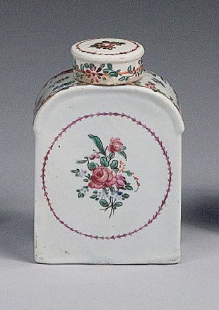 COMPAGNIE DES INDES Boîte à thé, XVIIIème siècle, décor floral polychrome H 12,2...