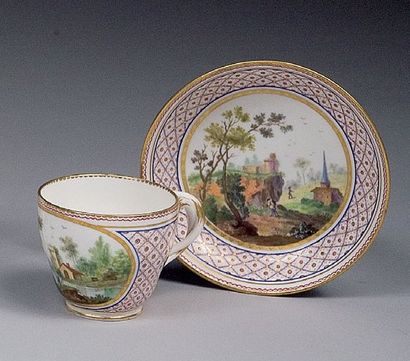 SEVRES, manufacture royale tasse Hébert et sa soucoupe, 1766 porcelaine tendre, décor...