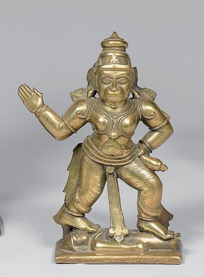 null Statuette d'Hanuman, debout sur un corps allongé en bronze à patine jaune. Inde...