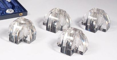 BACCARAT, BACCARAT, suite de 4 bougeoirs de table quadripode en cristal. H 6 cm