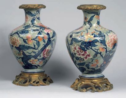 Paire de vases en faïence à décor Extrême-Oriental...