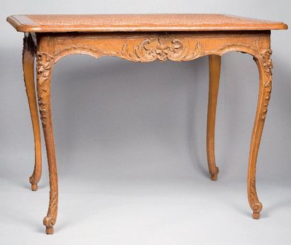 null Table rectangulaire, en bois mouluré patiné sculpté de feuillages et fleurettes....