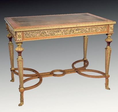 Table de salon en bois de placage et ornementation de bronze, piétement à entretoise,... Gazette Drouot