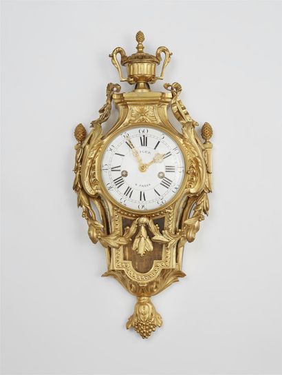  Cartel d'époque Louis XVI

Bronze doré à chaud, verre bombé, cadran émaillé blanc... Gazette Drouot