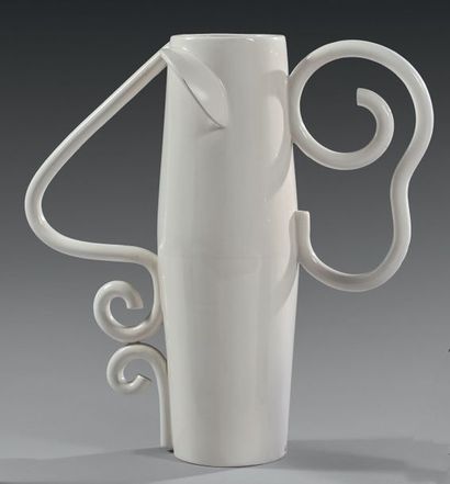 HONORE Vase, 2003
Faïence émaillée blanc, de forme fuselée, les anses enroulées dessinant...