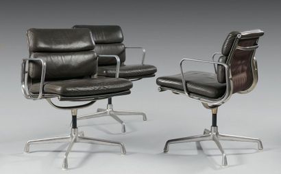 Charles et Ray EAMES Suite de trois fauteuils rotatifs Soft Pad.
Fonte d'aluminium,...