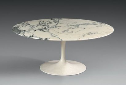 null TABLE BASSE Plateau circulaire de marbre blanc veiné gris, le piètement tulipe...