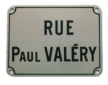 null PAUL VALÉRY Plaque nominative de la rue Paul Valéry.
Format: rectangulaire,...