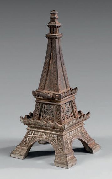 null EXPOSITION UNIVERSELLE, 1889
BOÎTE Fonte, épousant la forme de la Tour Eiffel...