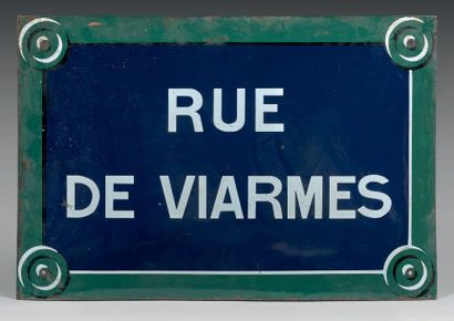null NOMINATIVE PLATE OF THE RUE DE VIARMES
Enamelled iron, rectangular in shape,...