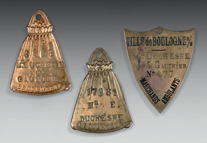 null RÉUNION DE TROIS PLAQUES DE MÉTIER DE BROCANTEUR
Bronze, l'une en forme d'écusson,...