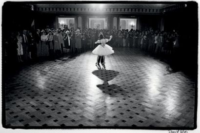 Daniel LEBÉE (né en 1946) Concours de danse au George V. Tirage argentique sur papier...