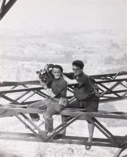 Anonyme Deux cinéastes assis sur une poutre de la tour Eiffel, c. 1940 Tirage argentique...