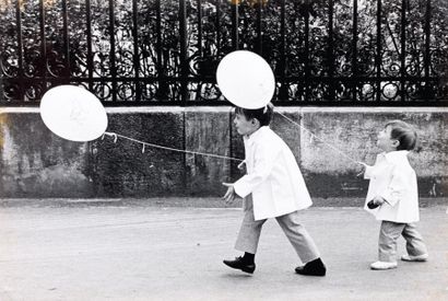 Ivan FARKAS, agence Fotogram Enfants et ballons au Parc Monceau épreuve argentique,...