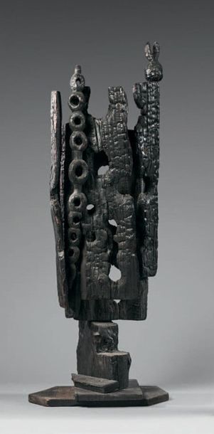 ROGER CHOMEAUX, DIT CHOMO (1907-1999) 
Totem
Sculpture en bois brûlé.
Signée sur...