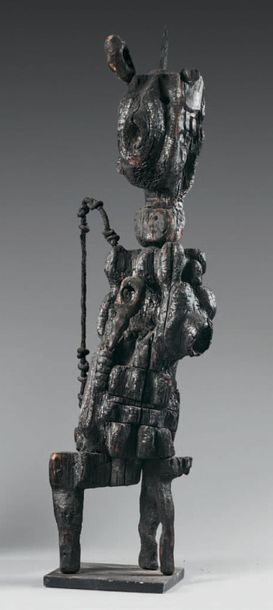 ROGER CHOMEAUX, DIT CHOMO (1907-1999) 
Personnage Totem
Sculpture en bois brûlé.
Signée...