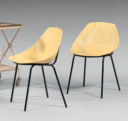 Pierre GUARICHE (1926-1995) 
TWO CHAIR SUITE Model "Shell" for MEUROP.
Wrap-around...