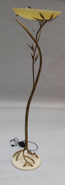 null LAMPADAIRE Métal doré et base en marbre, le fût épousant la forme d'une branche...