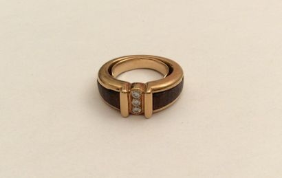 null BAGUE Or jaune 18K (750 millièmes) ornée d'une ligne de trois petits diamants...